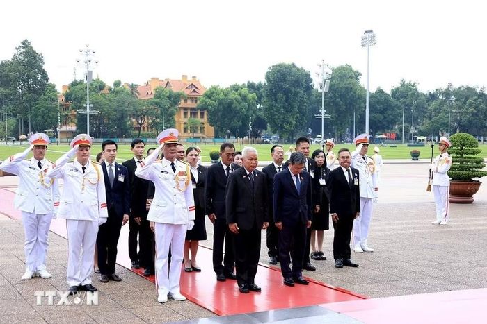 Chủ tịch Quốc hội kiêm Chủ tịch Hạ viện Vương quốc Thái Lan Sophon Zaram cùng đoàn đại biểu đặt vòng hoa và vào Lăng viếng Chủ tịch Hồ Chí Minh. (Ảnh: Tuấn Anh/TTXVN)