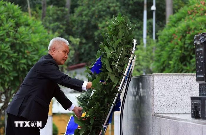 Chủ tịch Quốc hội kiêm Chủ tịch Hạ viện Vương quốc Thái Lan Sophon đặt vòng hoa tại Ðài tưởng niệm các Anh hùng liệt sỹ trên đường Bắc Sơn. (Ảnh: Tuấn Anh/TTXVN)