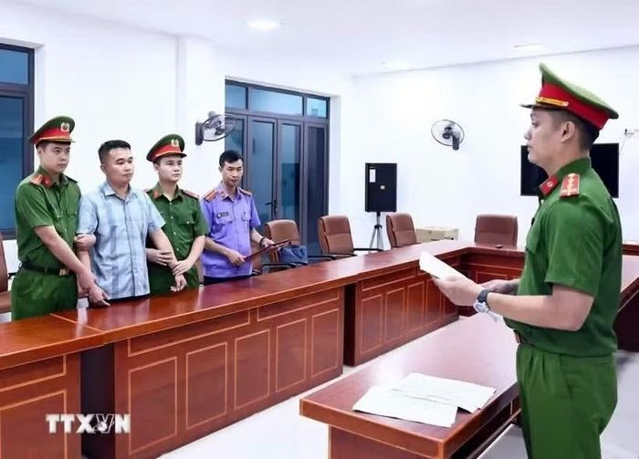 Thầy giáo bị bắt trong vụ gian lận thi Tốt nghiệp Trung học phổ thông tại Tuyên Quang. (Ảnh: TTXVN)