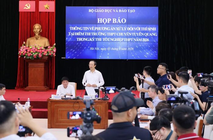 Bộ Giáo dục và Đào tạo tổ chức họp báo công bố quyết định tổ chức thi lại cho các thí sinh điểm thi Trung học phổ thông chuyên Tuyên Quang. (Ảnh: Vietnam+)