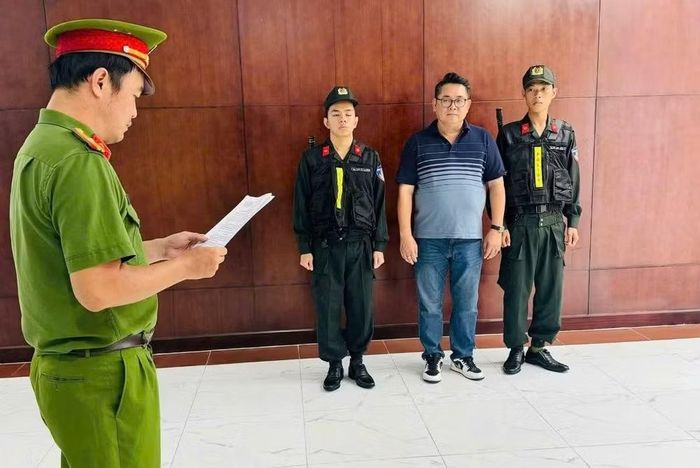Ông Nguyễn Thành Hiệp (giữa), Giám đốc Công ty TNHH Truyền thông và Giải trí Unicorn Việt Nam bị khởi tố vì từ năm 2021 đến 2026 đã đăng tải trái phép hàng trăm tác phẩm âm nhạc của nhiều tác giả giúp thu lợi bất chính số tiền lớn. (Ảnh: CA Thành phố Hồ Chí Minh cung cấp)