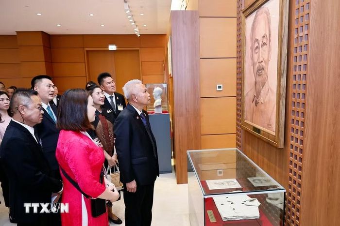 Chủ tịch Quốc hội kiêm Chủ tịch Hạ viện Vương quốc Thái Lan Sophon Zaram thăm phòng Truyền thống và Bảo tàng Quốc hội Việt Nam. (Ảnh: Doãn Tấn/TTXVN)