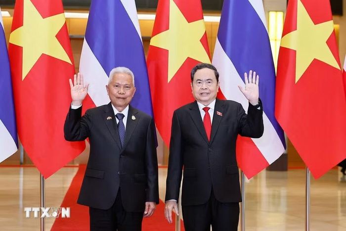 Chủ tịch Quốc hội Trần Thanh Mẫn đón Chủ tịch Quốc hội kiêm Chủ tịch Hạ viện Vương quốc Thái Lan Sophon Zaram. (Ảnh: Doãn Tấn/TTXVN)