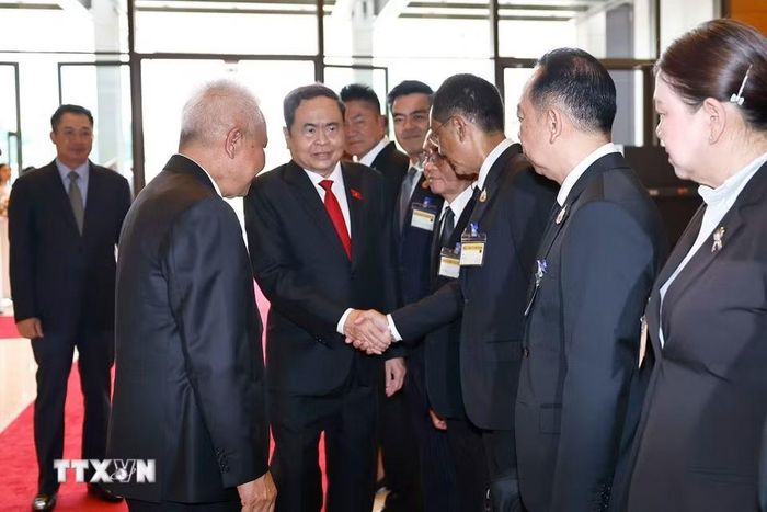 Chủ tịch Quốc hội Trần Thanh Mẫn với đoàn đại biểu Thái Lan. (Ảnh: Doãn Tấn/TTXVN)