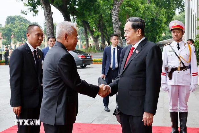 Chủ tịch Quốc hội Trần Thanh Mẫn đón Chủ tịch Quốc hội kiêm Chủ tịch Hạ viện Vương quốc Thái Lan Sophon Zaram. (Ảnh: Doãn Tấn/TTXVN)