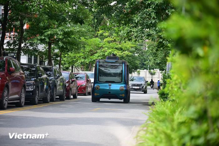 Xe tự hành chạy thử nghiệm tại khuôn viên trường Đại học Phenikaa. (Ảnh: Minh Sơn/Vietnam+)