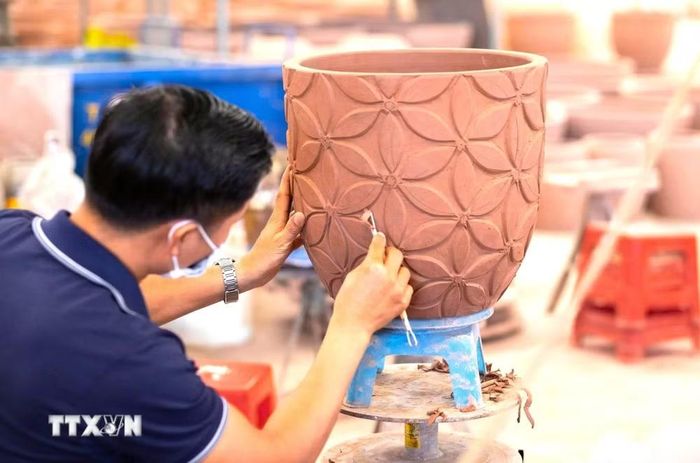 Hoa văn gốm truyền thống vẫn được giữ gìn, phát triển trong nhịp sống đô thị hiện đại. (Ảnh: Hương Giang/TTXVN)