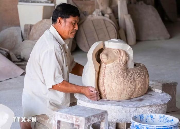 Nhiều phương pháp mới được áp dụng trong sản xuất gốm sứ truyền thống tại các doanh nghiệp sản xuất gốm tại làng nghề gốm Bình Dương. (Ảnh: Hương Giang/TTXVN)