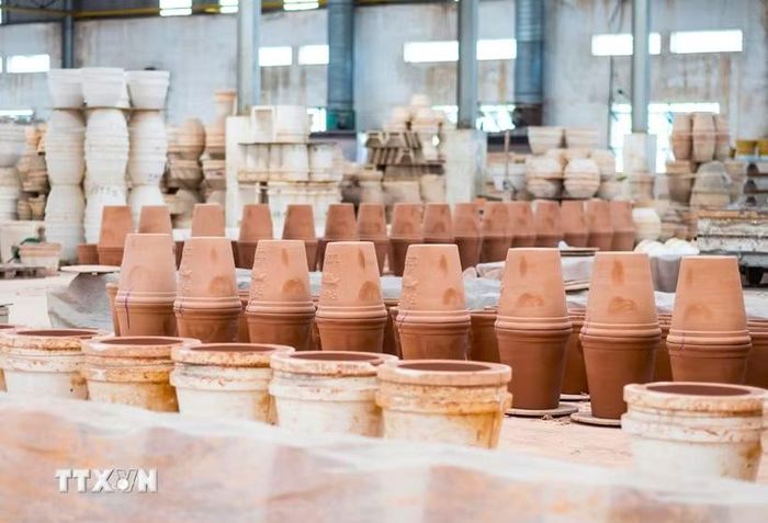 Các sản phẩm gốm truyền thống. (Ảnh: Hương Giang/TTXVN)