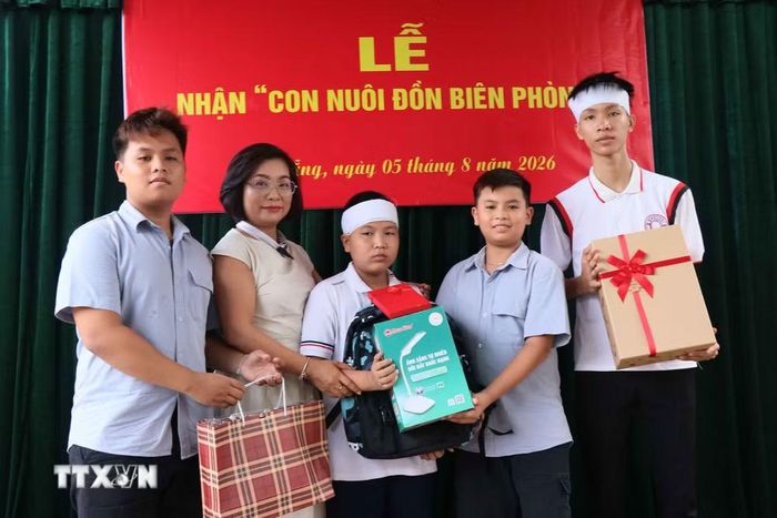Các nhà hảo tâm và chính quyền địa phương đã động viên và tặng nhiều suất quà có ý nghĩa cho hai anh em cháu L.V.H.P. (Ảnh: Đoàn Hữu Trung/TTXVN)