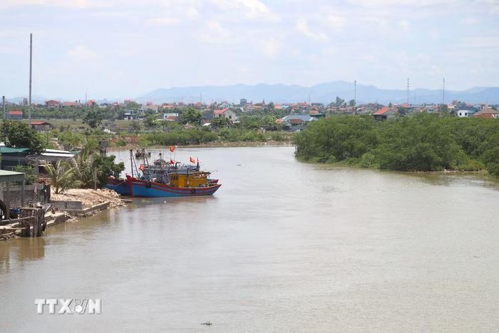 Chính quyền địa phương cần tăng cường kiểm tra, xử lý tình trạng lấn chiếm lòng khu neo đậu trước mùa mưa bão để bảo đảm an toàn cho tàu, thuyền của ngư dân ra, vào tránh trú. (Ảnh: Xuân Tiến/TTXVN)