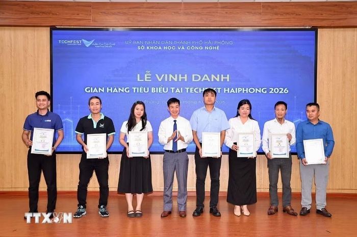 Lãnh đạo Sở Khoa học và Công nghệ Hải Phòng trao chứng nhận vinh danh các doanh nghiệp có gian hàng tiêu biểu tham gia trưng bày, triển lãm tại Techfest Hải Phòng 2026 (Ảnh: Mạnh Minh/TTXVN)