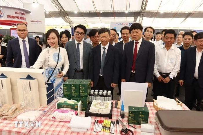 Triển lãm công nghệ tại Techfest Hải Phòng với hơn 150 gian hàng thu hút đông đại biểu tham quan, tìm hiểu. (Ảnh: Mạnh Minh/TTXVN)