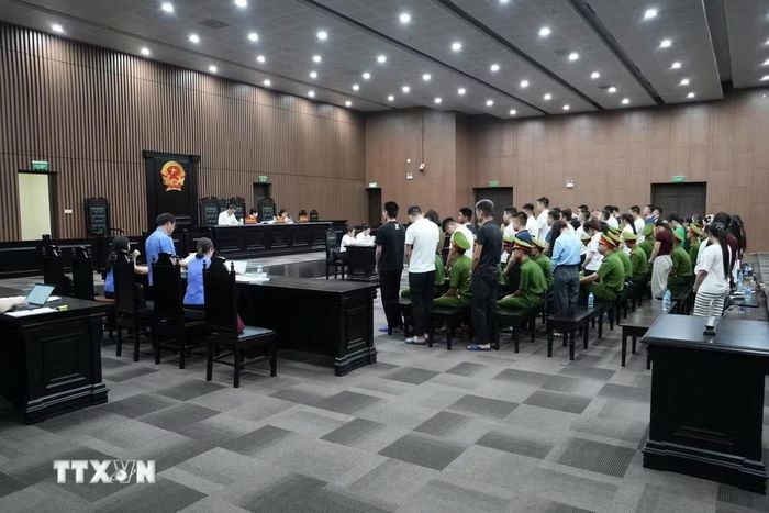 Các bị cáo nghe đại diện Viện Kiểm sát công bố bản Cáo trạng. (Ảnh: Kim Anh/TTXVN)