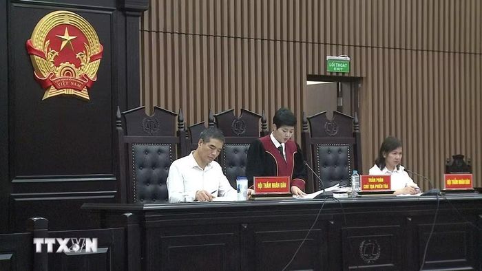 Hội đồng xét xử công bố quyết định đưa vụ án ra xét xử. (Ảnh: Kim Anh/TTXVN)