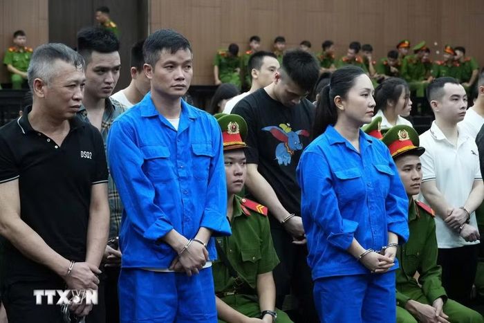 Thứ tự từ trái qua: bị cáo Hoàng Đức Phú (áo đen), Nguyễn An Việt (cháu ruột của bị cáo Phú), Nguyễn Thị Ngọc Hà (vợ bị cáo Việt). (Ảnh: Kim Anh/TTXVN)