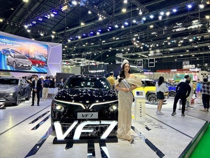 Nhà sản xuất xe điện Việt Nam VinFast giới thiệu mẫu xe ô tô điện tới thị trường “đất nước Chùa Vàng” trong khuôn khổ Triển lãm Ô tô Quốc tế Bangkok (BIMS) 2024 (Thái Lan, 26/3/2024). Ảnh: Đỗ Sinh/TTXVN