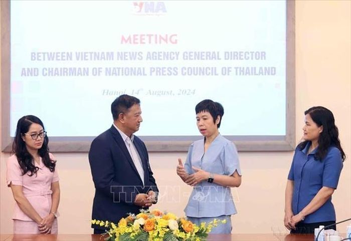 Tổng Giám đốc TTXVN Vũ Việt Trang tiếp Chủ tịch Hội đồng Báo chí quốc gia Thái Lan Chavarong Limpattamapanee trong chuyến thăm và làm việc tại Việt Nam (14/8/2024). Ảnh: An Đăng/TTXVN