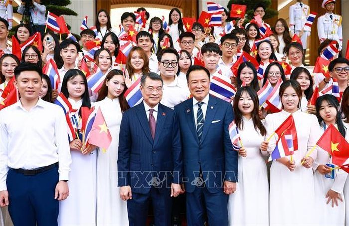 Thủ tướng Lê Minh Hưng và Thủ tướng Vương quốc Thái Lan Anutin Charnvirakul với sinh viên Việt Nam, chiều 8/6/2026. Ảnh: Dương Giang/TTXVN