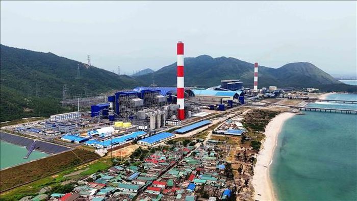 Hai nhà máy nhiệt điện tạo động lực phát triển công nghiệp tại Khu kinh tế Vũng Áng. Ảnh: Hữu Quyết/TTXVN
