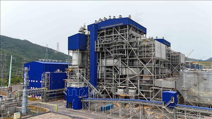 Các tổ máy góp phần bảo đảm nguồn điện phục vụ sản xuất và sinh hoạt. Ảnh: Hữu Quyết/TTXVN