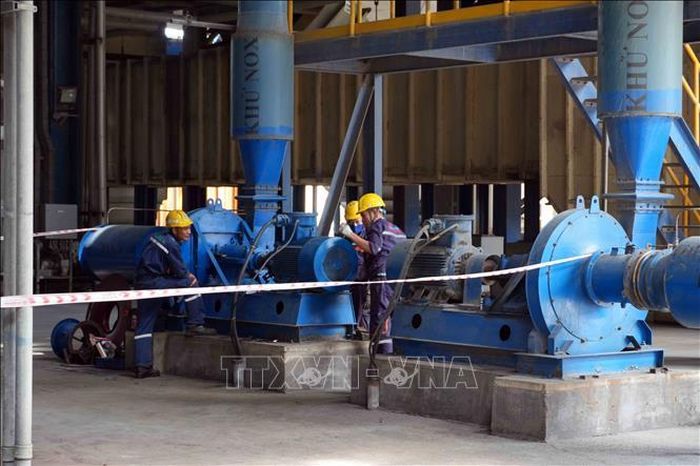 Công nhân Nhà máy Nhiệt điện Vũng Áng 1 kiểm tra thiết bị trước ca vận hành. Ảnh: Hữu Quyết/TTXVN