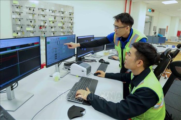 Kỹ sư giám sát các thông số kỹ thuật trên hệ thống điều khiển tại Nhà máy Nhiệt điện Vũng Áng 2. Ảnh: Hữu Quyết/TTXVN