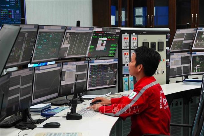 Các kỹ sư theo dõi, xử lý dữ liệu vận hành tại Phòng điều khiển trung tâm Nhà máy Nhiệt điện Vũng Áng 1. Ảnh: Hữu Quyết/TTXVN