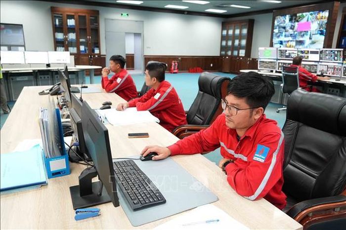 Kíp trực vận hành thực hiện giám sát 24/24 giờ nhằm bảo đảm các tổ máy của Nhà máy Nhiệt điện Vũng Áng 1 hoạt động an toàn, liên tục. Ảnh: Hữu Quyết/TTXVN