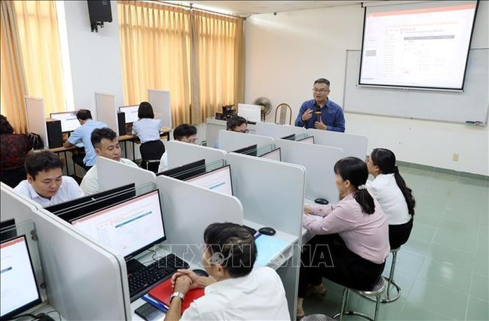 Trường Đại học Thái Bình đào tạo bồi dưỡng kiến thức, kỹ năng chuyển đổi số cho cán bộ, công chức, viên chức trên địa bàn tỉnh Hưng Yên. Ảnh: Thế Duyệt/TTXVN
