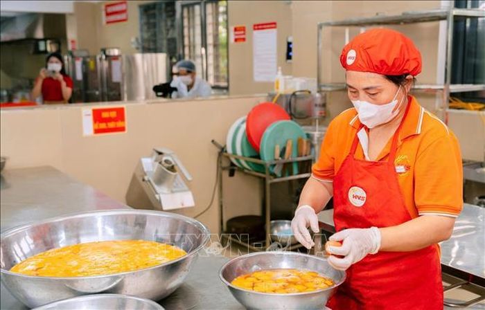 Chế biến bữa ăn cho học sinh tại bếp ăn trường Tiểu học Đoàn Khuê (phường Việt Hưng, Hà Nội). Ảnh: Nguyễn Cúc/TTXVN