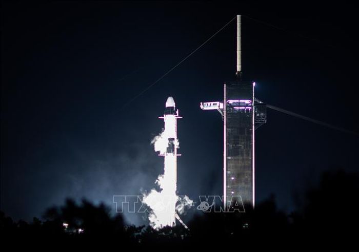 Tên lửa đẩy Falcon 9 của Tập đoàn SpaceX rời khỏi bệ phóng tại Trung tâm vũ trụ Kennedy ở Florida, Mỹ. Ảnh: THX/TTXVN