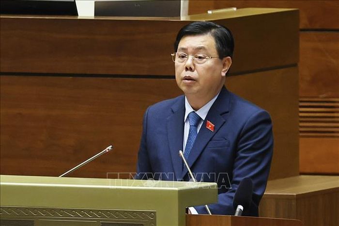 Bộ trưởng Bộ Nội vụ Nguyễn Tiến Hải thừa ủy quyền của Thủ tướng Chính phủ trình bày Tờ trình về dự án Luật sửa đổi, bổ sung một số điều của Luật Người lao động Việt Nam đi làm việc ở nước ngoài theo hợp đồng. Ảnh: Doãn Tấn/TTXVN