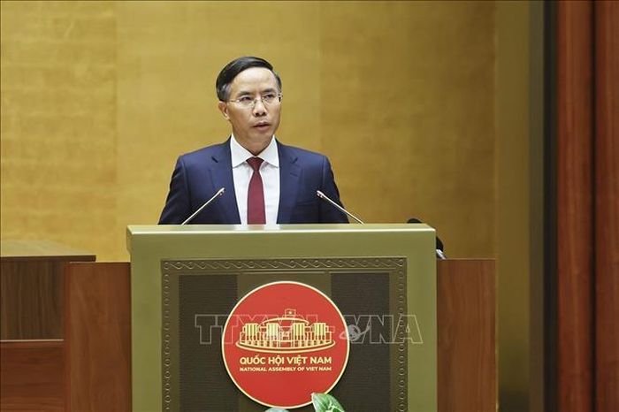 Thống đốc Ngân hàng Nhà nước Việt Nam Phạm Đức Ấn, thừa ủy quyền của Thủ tướng Chính phủ trình bày Tờ trình về dự án Luật sửa đổi, bổ sung một số điều của Luật Ngân hàng Nhà nước Việt Nam, Luật Phòng, chống rửa tiền và Luật Các tổ chức tín dụng. Ảnh: Doãn Tấn/TTXVN