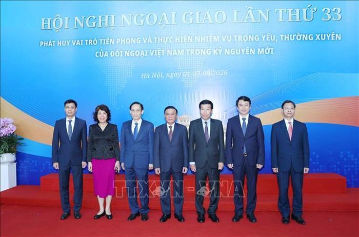 Thường trực Ban Bí thư Trần Cẩm Tú cùng các đồng chí lãnh đạo Bộ Ngoại giao. Ảnh: Phương Hoa/ TTXVN