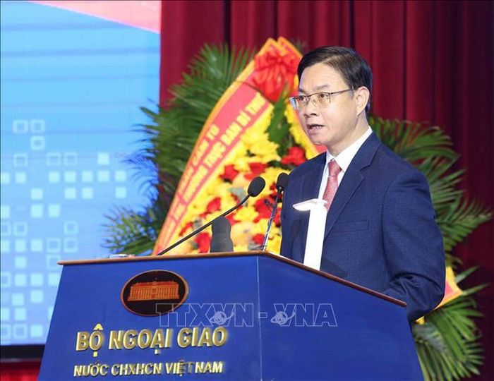 Đồng chí Ngô Lê Văn, Thứ trưởng Bộ Ngoại giao phát biểu tại phiên họp. Ảnh: Phương Hoa/ TTXVN