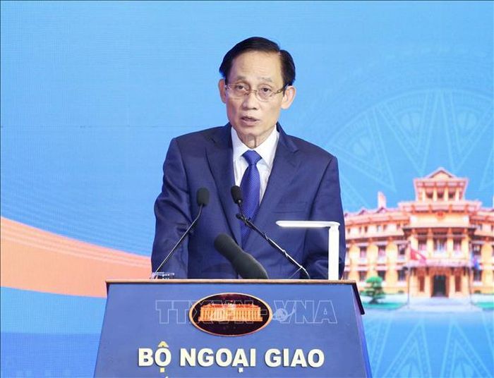 Đồng chí Lê Hoài Trung, Ủy viên Bộ Chính trị, Bộ trưởng Bộ Ngoại giao phát biểu khai mạc phiên họp toàn thể. Ảnh: Phương Hoa/TTXVN