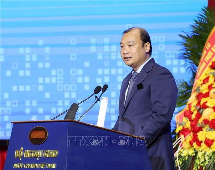 Đồng chí Lê Hải Bình, Ủy viên Trung ương Đảng, Phó Giám đốc Thường trực Học viện Chính trị quốc gia Hồ Chí Minh tham luận tại phiên họp. Ảnh: Phương Hoa/TTXVN