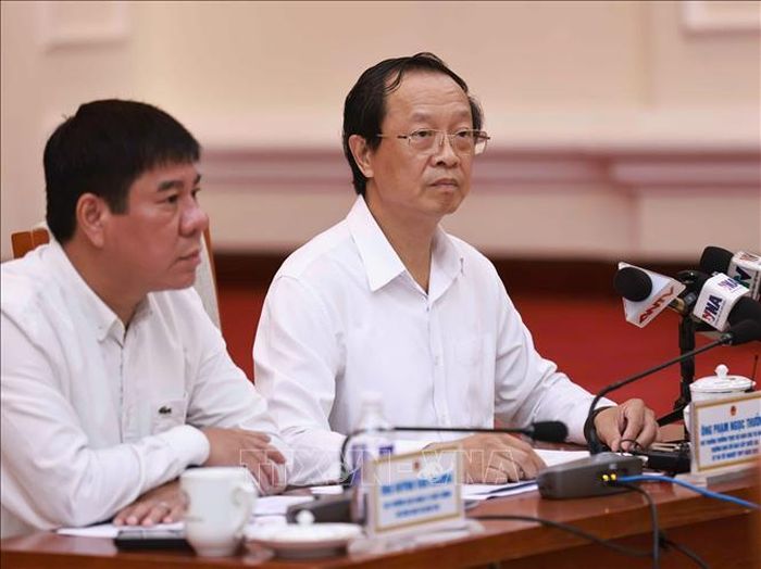 Thứ trưởng Thường trực Bộ Giáo dục và Đào tạo Phạm Ngọc Thưởng chủ trì buổi họp. Ảnh: Thanh Tùng/TTXVN