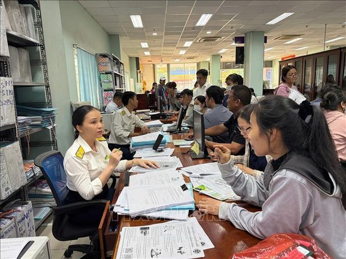 Cán bộ Thuế Cơ sở 12 (thuộc Thuế TP Hồ Chí Minh) tập trung giải đáp các vướng mắc cho hộ kinh doanh.