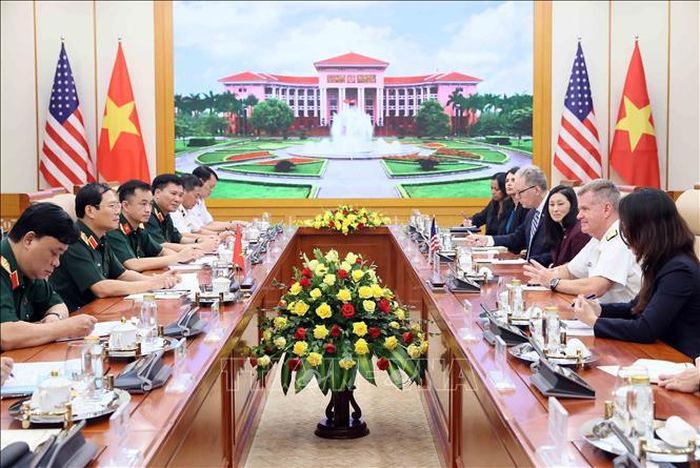 Đại tướng Nguyễn Tân Cương, Tổng Tham mưu trưởng Quân đội nhân dân Việt Nam hội kiến Đô đốc Samuel Paparo, Tư lệnh Bộ Tư lệnh Thái Bình Dương. Ảnh: An Đăng/TTXVN
