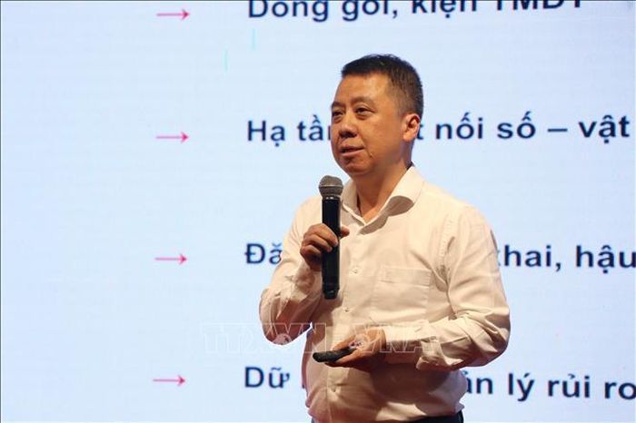 Ông Lã Hoàng Trung, Vụ trưởng Vụ Bưu chính, Bộ Khoa học và Công nghệ, phát biểu về Dự án Luật Bưu chính (sửa đổi).