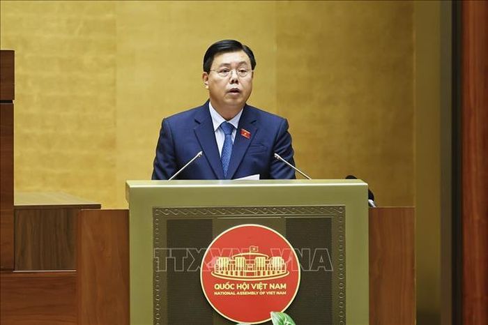 Bộ trưởng Bộ Nội vụ Nguyễn Tiến Hải, thừa ủy quyền của Thủ tướng Chính phủ trình bày Tờ trình về dự án Luật sửa đổi, bổ sung một số điều của Luật Người lao động Việt Nam đi làm việc ở nước ngoài theo hợp đồng. Ảnh: Doãn Tấn/TTXVN