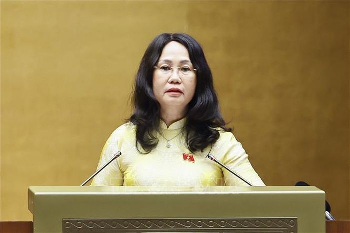 Bộ trưởng Bộ Văn hóa, Thể thao và Du lịch Lâm Thị Phương Thanh, thừa ủy quyền của Thủ tướng Chính phủ trình bày Tờ trình về dự án Luật sửa đổi, bổ sung một số điều của Luật Xuất bản. Ảnh: Doãn Tấn/TTXVN