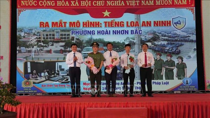 Trao tặng quà cho phường Hoài Nhơn Bắc.