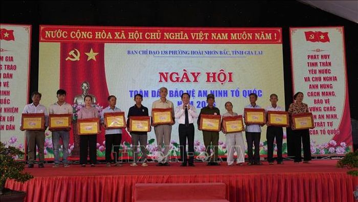 Trao tặng quà nhân dịp Ngày hội.