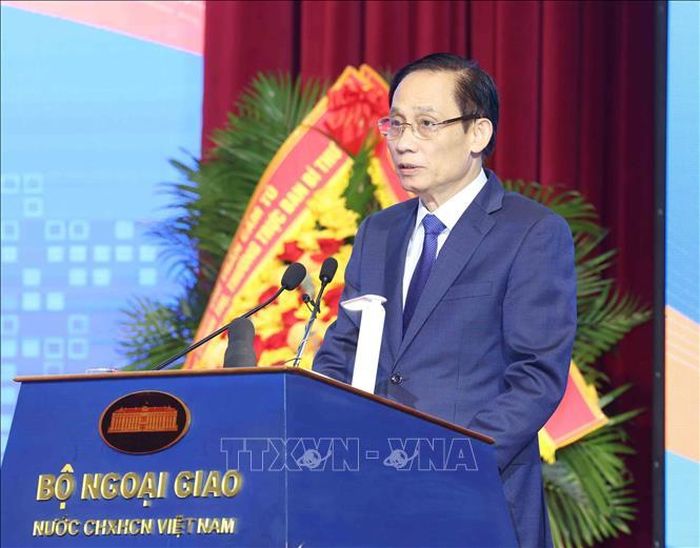 Đồng chí Lê Hoài Trung, Ủy viên Bộ Chính trị, Bộ trưởng Bộ Ngoại giao phát biểu khai mạc phiên họp toàn thể. Ảnh: Phương Hoa/TTXVN