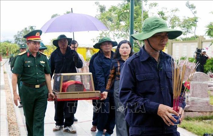 Lãnh đạo tỉnh Hà Tĩnh tại lễ an táng hài cốt liệt sĩ ở nghĩa trang Núi Nài. Ảnh: Công Tường/TTXVN