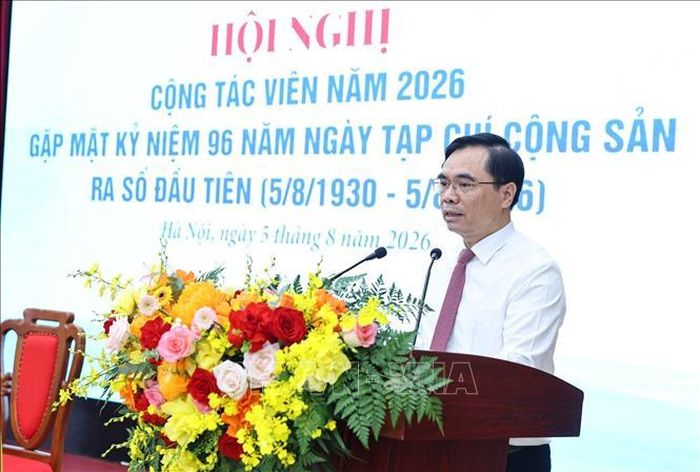 PGS, TS Dương Trung Ý, Ủy viên Trung ương Đảng, Bí thư Đảng ủy, Tổng Biên tập Tạp chí Cộng sản phát biểu đề dẫn, chào mừng và định hướng nội dung thảo luận. Ảnh: Minh Đức/TTXVN