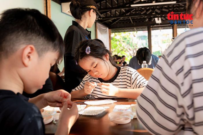 Các hoạt động bổ trợ bên cạnh sự kiện chính giúp công chúng hiểu hơn về văn hóa dân gian truyền thống.